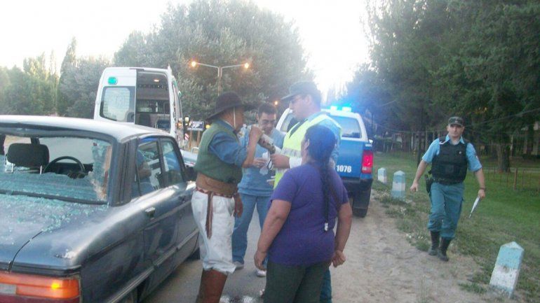 La Policía realizó el test de alcoholemia tras el choque y dio positivo. El auto ya había sido apedreado.