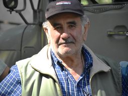 El rostro de la persistencia: A sus 72 años, Daniel Pérez recorre cada rincón de sus 25 hectáreas, convencido de que la fruticultura familiar sigue siendo el corazón del Alto Valle. Foto: Fabricio González. El rostro de la persistencia: A sus 72 años, Daniel Pérez recorre cada rincón de sus 25 hectáreas, convencido de que la fruticultura familiar sigue siendo el corazón del Alto Valle. Foto: Fabricio González.