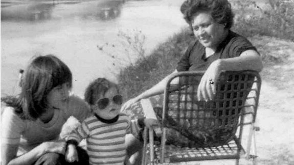 Messi con su mamá y su abuela de pequeño.