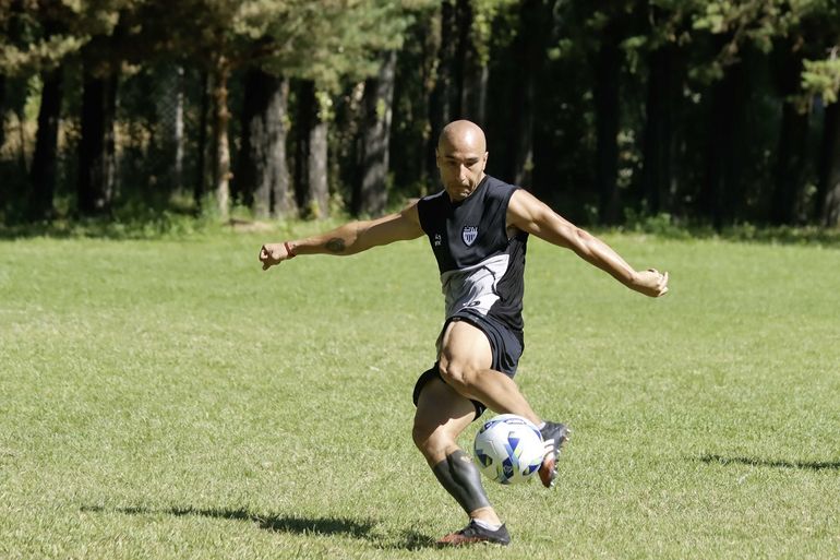 José Michelena en una de las prácticas de la última semana. Luego dialogó con LM Cipolletti. Foto: Anahí Cárdena&nbsp;