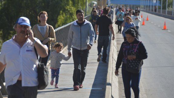 Miles de personas se vieron obligadas a caminar para cruzar los puentes.&nbsp; 