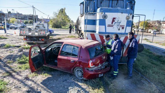 Un auto chocó contra un tren: una mujer resultó herida