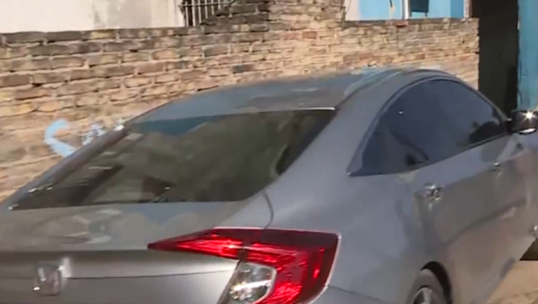 El auto quedó estacionado sobre la vereda frente a la casa de Antonio, abuelo de dos de las tres víctimas del triple femicidio. El auto quedó estacionado sobre la vereda frente a la casa de Antonio, abuelo de dos de las tres víctimas del triple femicidio.