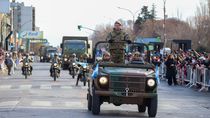 dia de la independencia: un gran desfile militar, escolar y tradicionalista copa el bajo