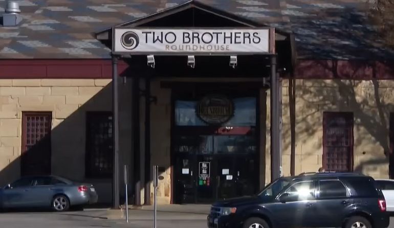 Los oficiales acudieron tras recibir múltiples llamados que alertaban sobre la balacera en el restaurante. Los oficiales acudieron tras recibir múltiples llamados que alertaban sobre la balacera en el restaurante.