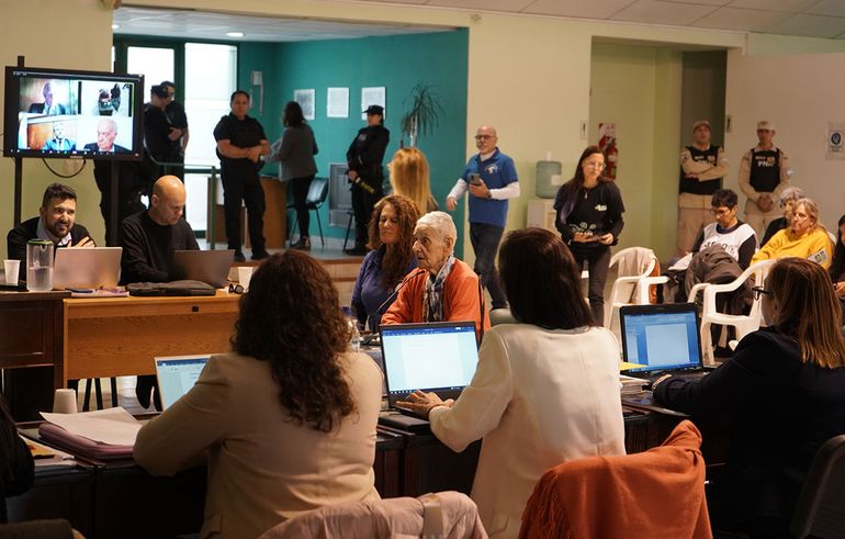 “No me quiero ir de este mundo sin saber qué hicieron con mi hijo. No es odio lo que me moviliza sino justicia. Pido justicia por mi hijo y por los 30.000 desaparecidos”, afirmó Inés Rigo de Ragni. “No me quiero ir de este mundo sin saber qué hicieron con mi hijo. No es odio lo que me moviliza sino justicia. Pido justicia por mi hijo y por los 30.000 desaparecidos”, afirmó Inés Rigo de Ragni.