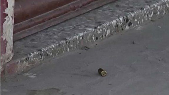 Hallan casquillos de bala frente al local del carnicero
