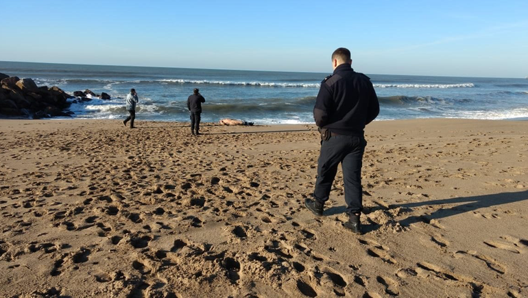 Hacía parapente y desde el aire vio un cadáver en la playa