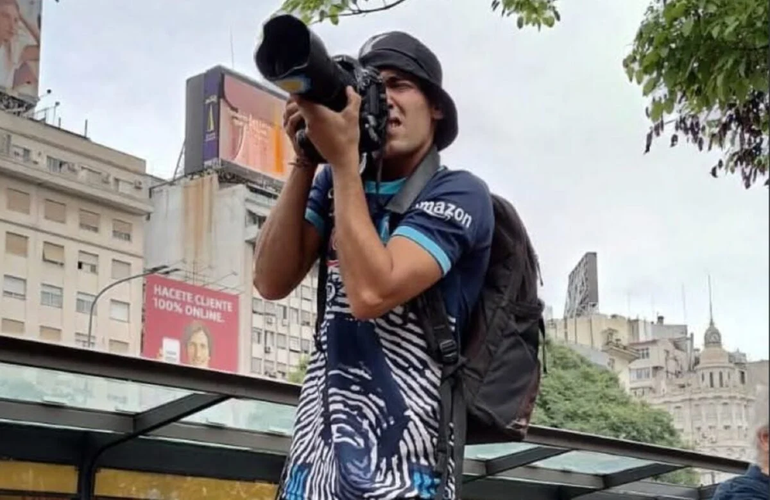 El fotógrafo agredido fue identificado como Pablo Grillo. El fotógrafo agredido fue identificado como Pablo Grillo.