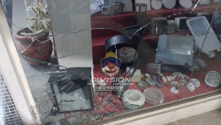 Los vieron robando en un local del Bajo, intentaron huir pero terminaron detenidos