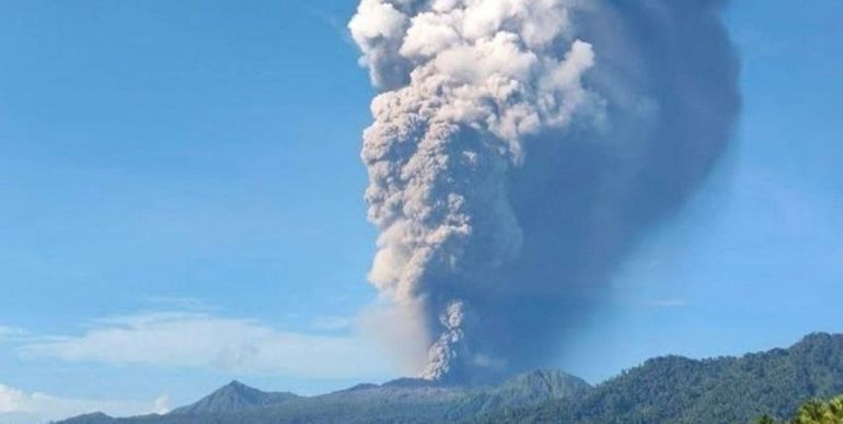 Columna de humo y ceniza sobre el monte Dukono