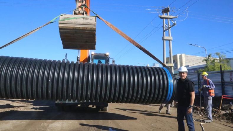 El intendente Mariano Gaido en la obra de la Avenida Mosconi en los pluviales.