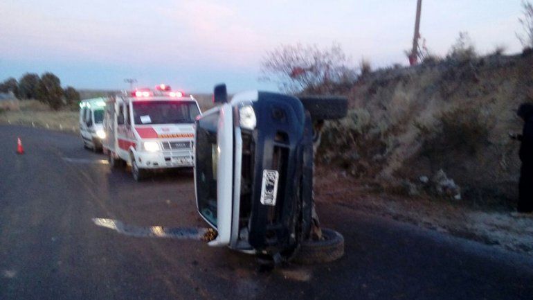 Impresionante vuelco de una camioneta de Salud sobre la Ruta 70