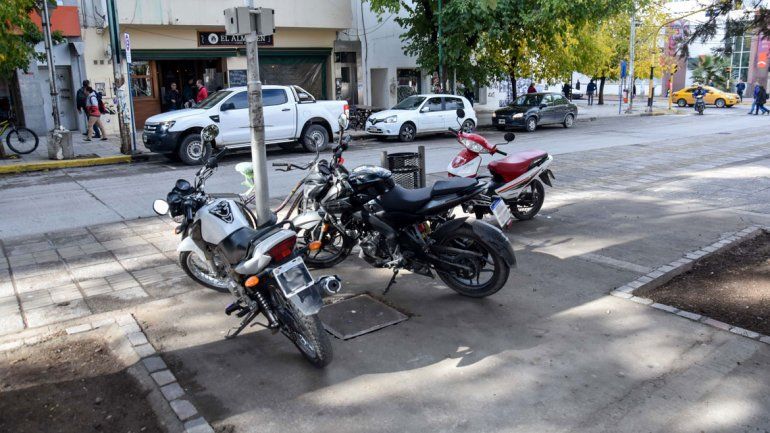 Estacionar la moto en cualquier parte, un mal de la ciudad