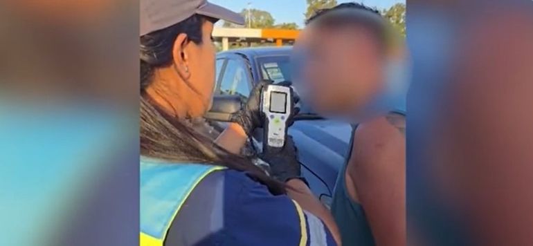 El hombre manejaba la camioneta con las balizas encendidas