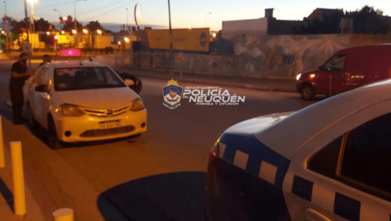 Violento robo a un taxista en Centenario