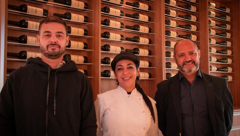 Lucio Saldaña, Micaela Di Lena y Javier Méndez en la bodega de Cutral Co. Lucio Saldaña, Micaela Di Lena y Javier Méndez en la bodega de Cutral Co.