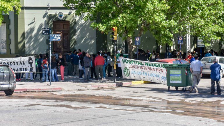 Ayer los trabajadores hicieron una permanencia frente a Casa de Gobierno. Por eso la Provincia suspendió la reunión prevista para esta tarde. El conflicto parece no tener una salida inmediata.