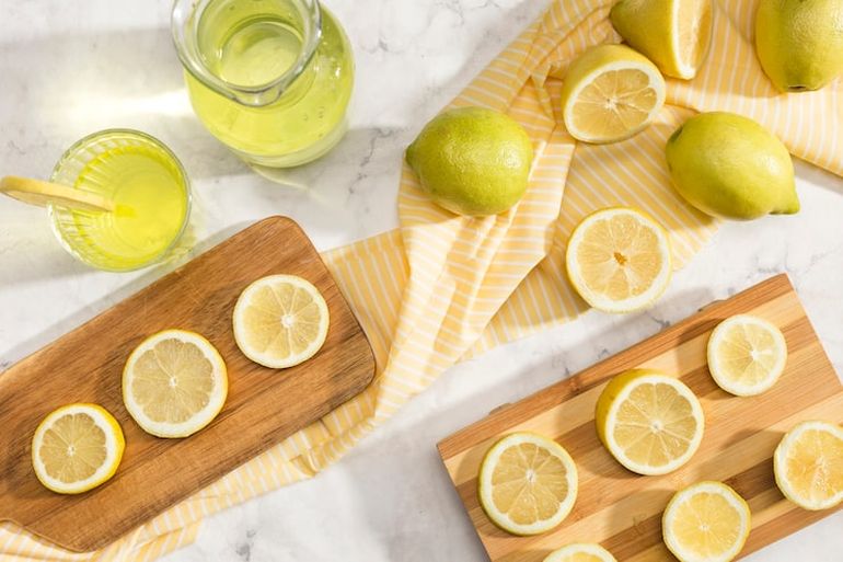 El limón, debido a su ácido cítrico y a sus propiedades antibacterianas, repele a las cucarachas.