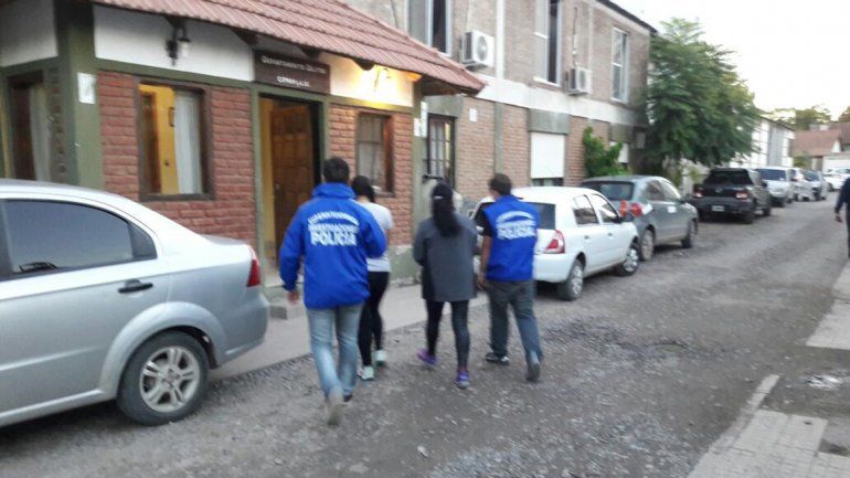 Personal de Delitos traslada a las mecheras tras detenerlas en el oeste.