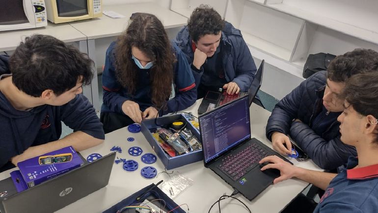 Cinco estudiantes neuquinos con una misión espacial: lanzar su propio mini satélite