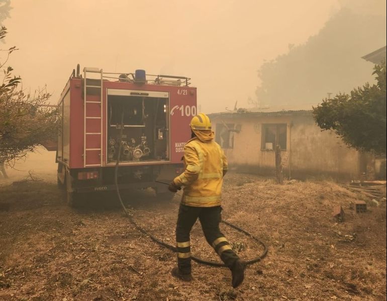 Bomberos de distintos destacamentos de la región trabajan para extinguir el incendio en Epuyén. Bomberos de distintos destacamentos de la región trabajan para extinguir el incendio en Epuyén.