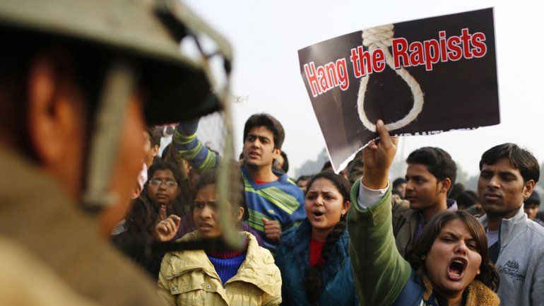 En la India hubo manifestaciones reclamando que cuelguen al violador.