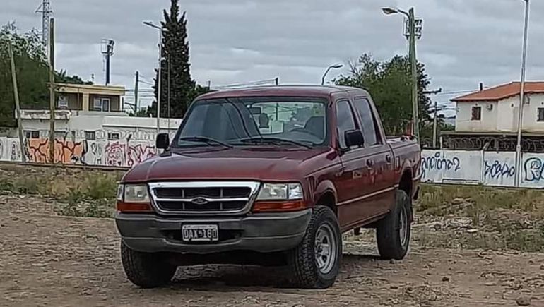 Robaron la camioneta de una familia que tiene a su hija internada