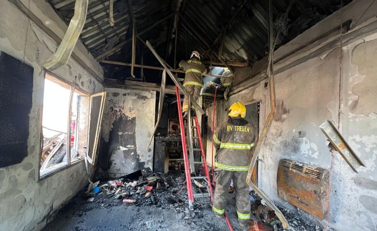 Así quedó el living de la familia de Trelew luego del incendio en la madrugada del 7 de enero. Así quedó el living de la familia de Trelew luego del incendio en la madrugada del 7 de enero.