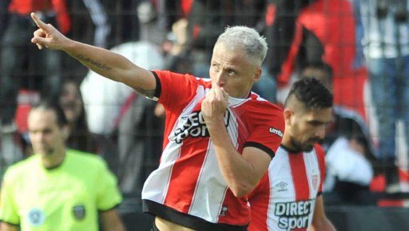 Israel Damonte, de cabeza, le dio el triunfo a Estudiantes.