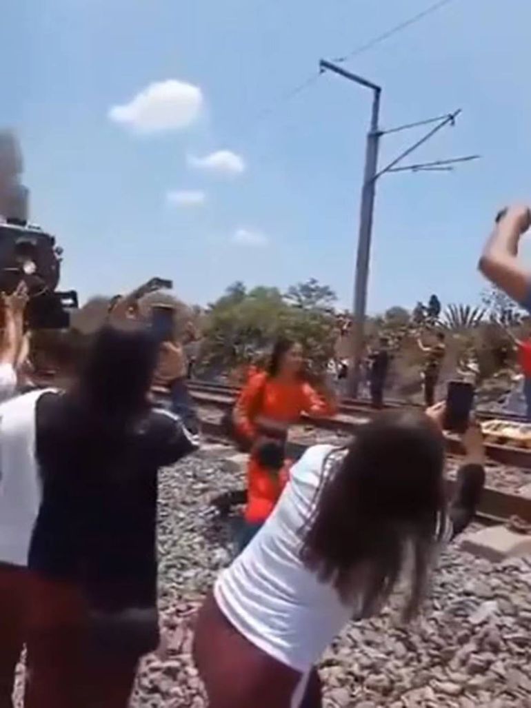 Por queres sacar la mejor selfie, murió desnucada tras el paso de la locomotora. Foto: Infobae. Por queres sacar la mejor selfie, murió desnucada tras el paso de la locomotora. Foto: Infobae.
