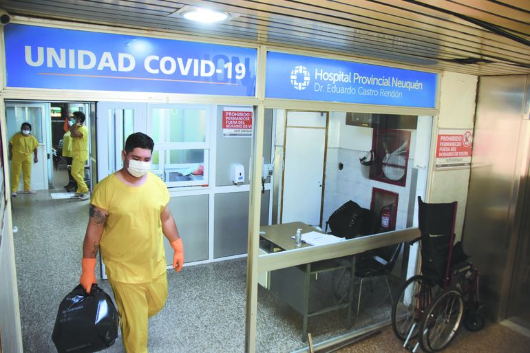 El gobierno provincial tuvo que ampliar las terapias intensivas y la vacunación ayudó también a bajar los fallecimientos por el virus.