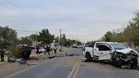 Dos personas murieron tras un fuerte choque sobre Ruta 22, en Plaza Huincul. | LM Neuquen Dos personas murieron tras un fuerte choque sobre Ruta 22, en Plaza Huincul.