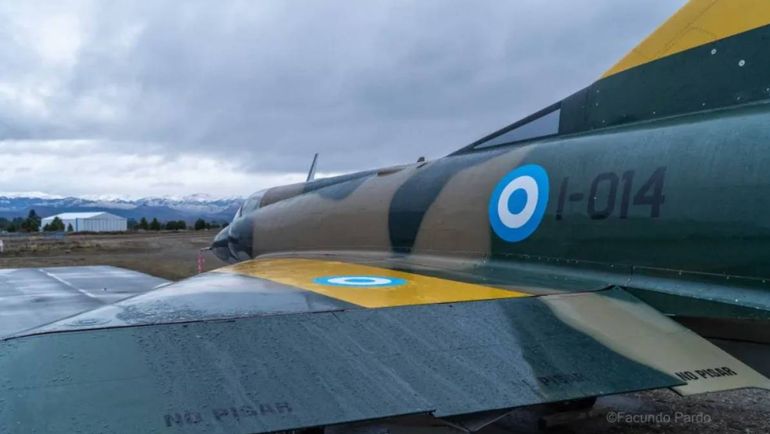 El avión de Malvinas que volará sobre el lago para exhibirse en el Museo