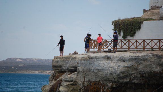 Un balcón para lanzar la línea al mar con toda la comodidad. La pesca tiene cada vez más adeptos.
