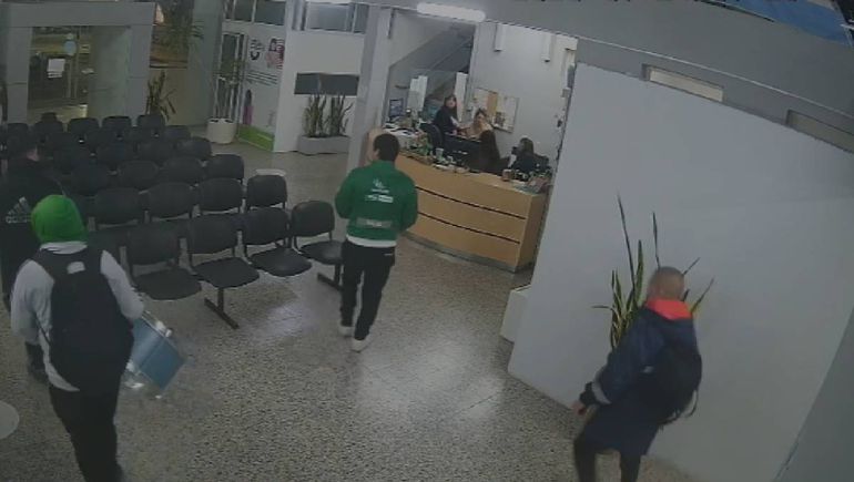 Las oficinas de Recaudaciones de Centenario se pobló de militantes de ATE.