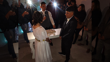 Un emotivo evento se planificó en tiempo récord para el casamiento de dos jóvenes que duermen en el parador nocturno de Neuquén Un emotivo evento se planificó en tiempo récord para el casamiento de dos jóvenes que duermen en el parador nocturno de Neuquén