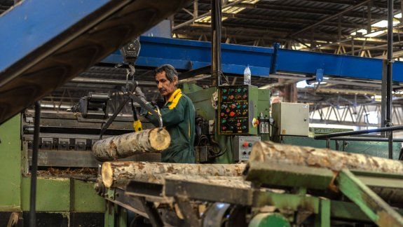 A medias, la empresa sigue trabajando con la mitad de los empleados.