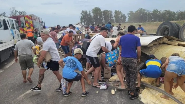 Mientras los socorristas trabajaban en sacar al chofer del camión