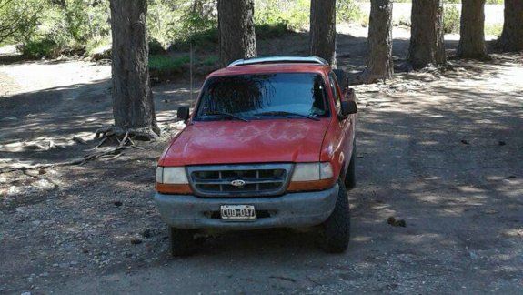 La Ford Ranger roja que le robaron al municipal en la puerta del trabajo.