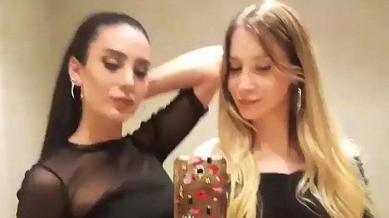 La última selfie que se sacó Antonella (derecha) junto con una amiga.