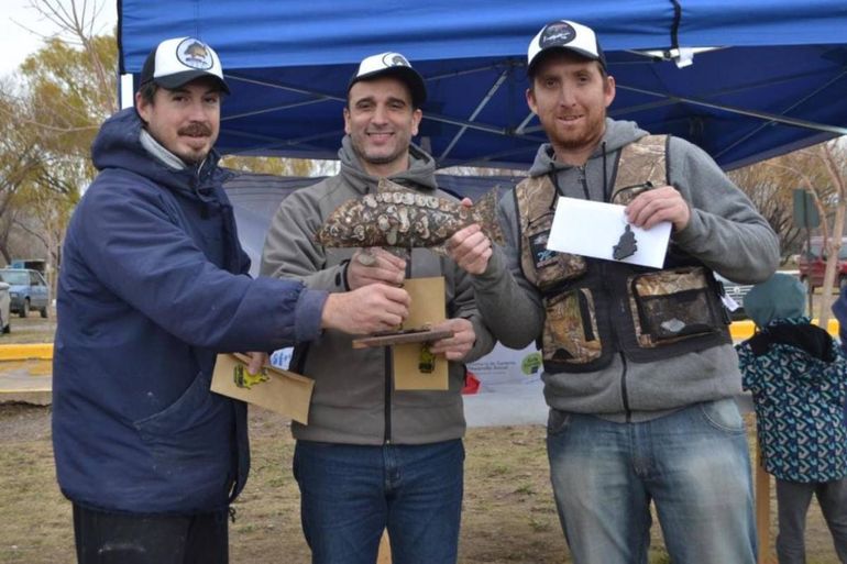 Los ganadores del concurso de pesca de carpas en el Limay. Los ganadores del concurso de pesca de carpas en el Limay.