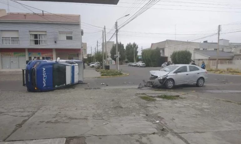 Volcó una camioneta de la Policía en Río Gallegos. Volcó una camioneta de la Policía en Río Gallegos.