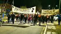 a la luz de las velas, todo loncopue exigio justicia por franco, asesinado de una estocada en el pecho