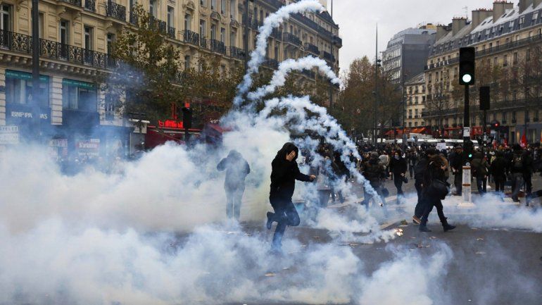 Los policías antidisturbios franceses cargaron contra los manifestantes en la Plaza de la República.
