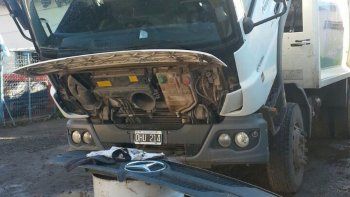 Uno de los camiones recolectores, ayer a la espera de reparación. Uno de los camiones recolectores, ayer a la espera de reparación.