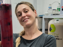 Janet Volponi y Ahmed Direne: la pareja que lidera la revolución del vino de garage en Viedma. Janet Volponi y Ahmed Direne: la pareja que lidera la revolución del vino de garage en Viedma.