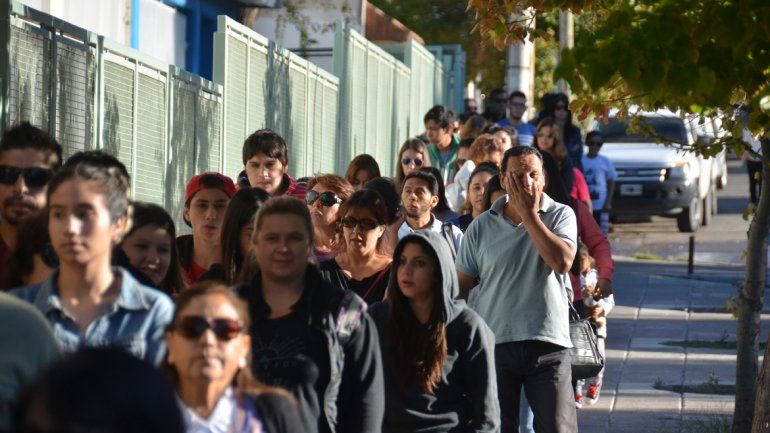 Miles de personas aguardaron ayer desde temprano el inicio de las inscripciones.