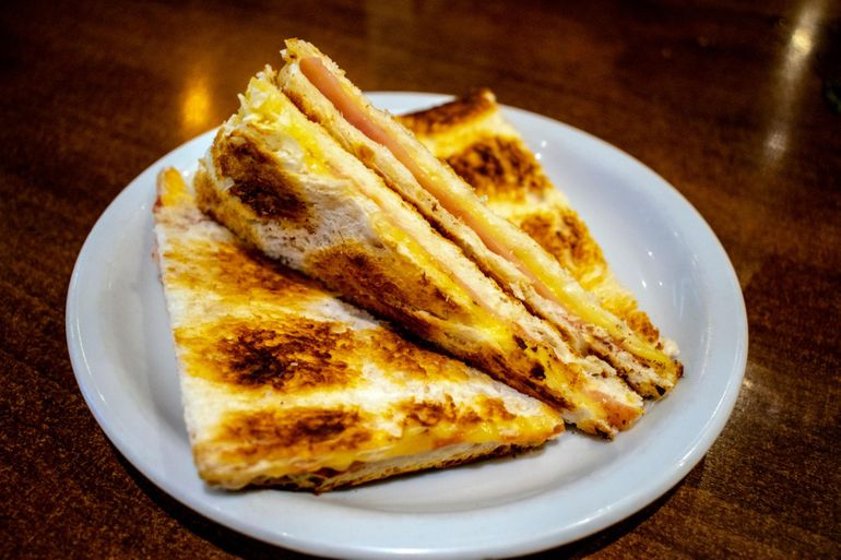 El Carlito, un clásico a la plancha que lleva ketchup.