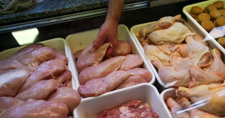 Un carnicero reveló por qué es un error fatal pedir pechuga de pollo en la carnicería